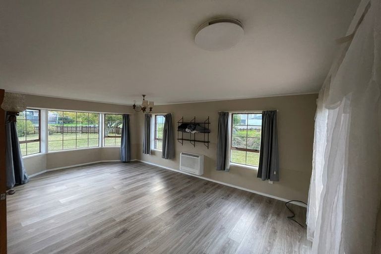 Photo of property in 2 Fitzwater Place, Henderson, Auckland, 0612