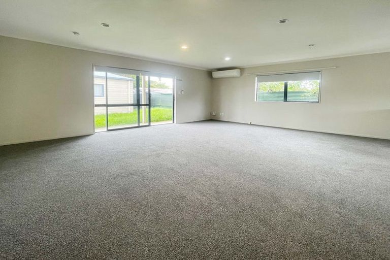 Photo of property in 24 Sutton Crescent, Papakura, 2110