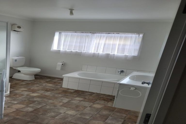 Photo of property in 18 Guildford Drive, Paraparaumu, 5032