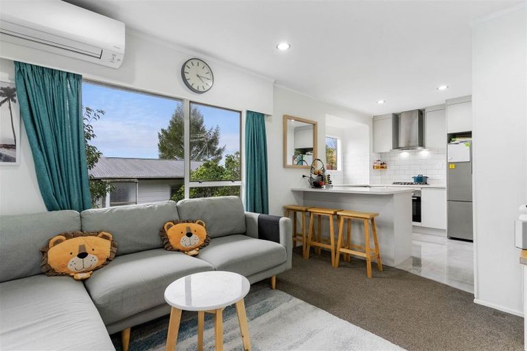 Photo of property in 2/8 Tusac Place, Totara Vale, Auckland, 0627