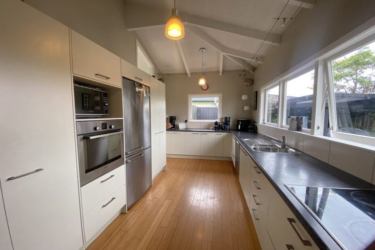 Photo of property in 37 Gill Avenue, Te Atatu Peninsula, Auckland, 0610