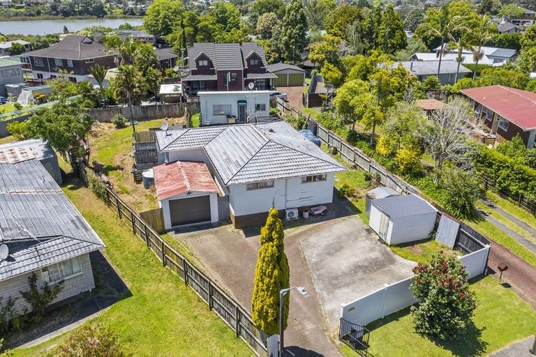 Photo of property in 13 Pipitea Place, Massey, Auckland, 0614