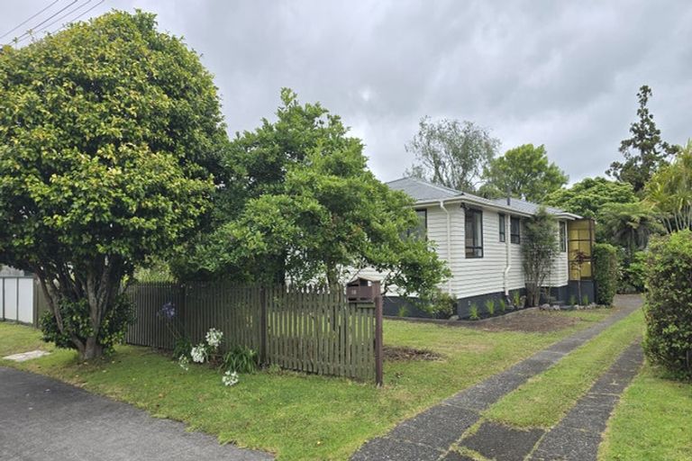 Photo of property in 16 Enderby Drive, Te Atatu Peninsula, Auckland, 0610
