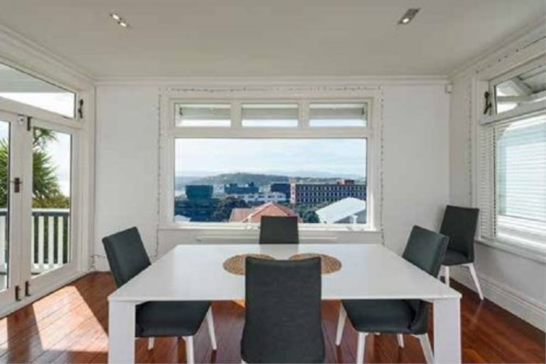 Photo of property in 8a Central Terrace, Kelburn, Wellington, 6012