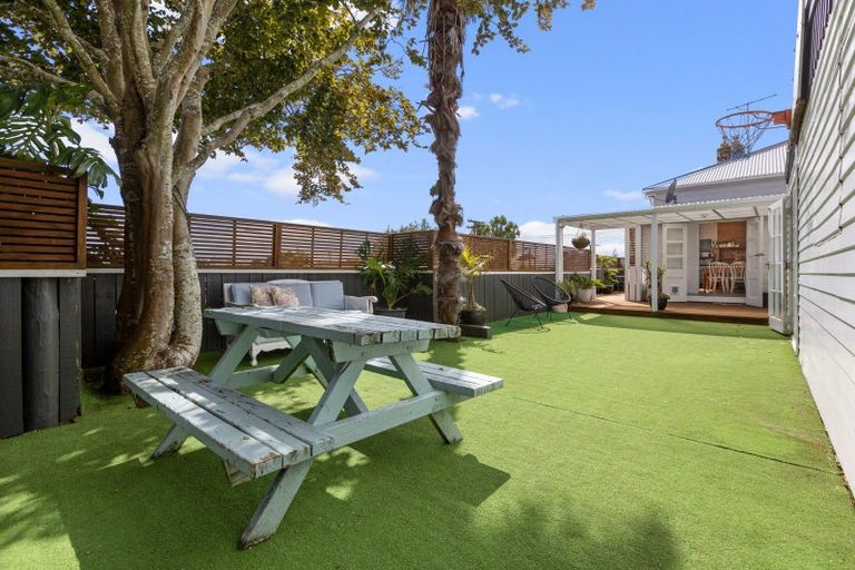 Photo of property in 54 Belt Road, New Plymouth, 4310