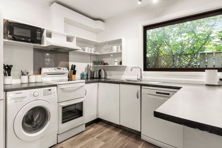 Photo of property in 4/163 Queens Drive, Lyall Bay, Wellington, 6022