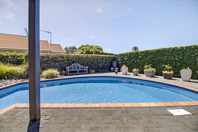 Photo of property in 28 Connemara Court, West Harbour, Auckland, 0618