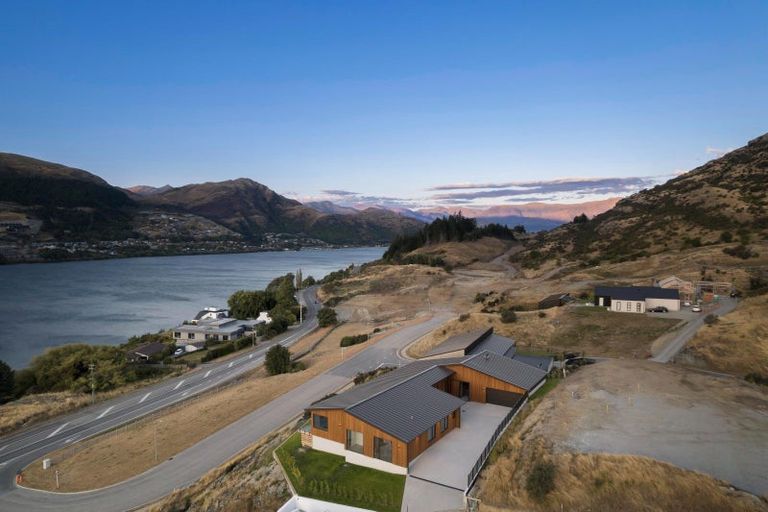 Photo of property in 6 Red Deer Rise, Kelvin Heights, Queenstown, 9300
