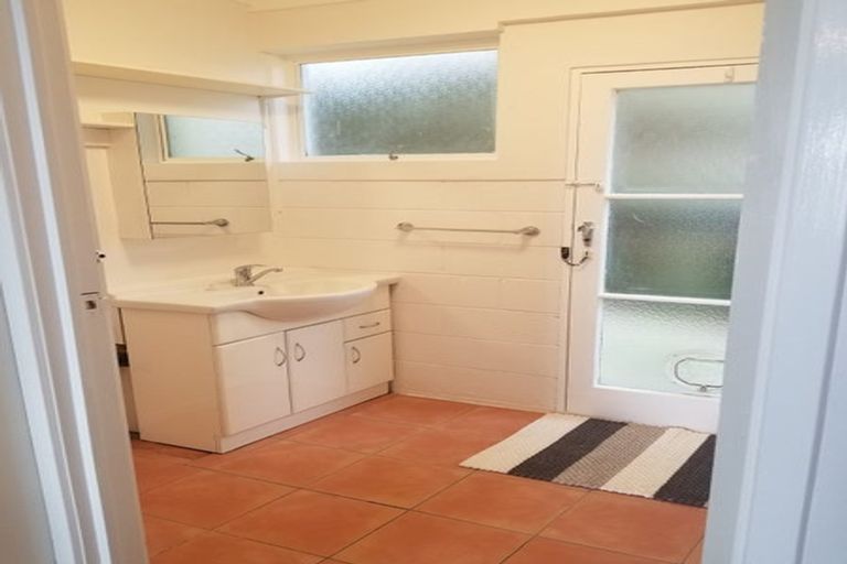 Photo of property in 1/4 Acacia Road, Torbay, Auckland, 0632