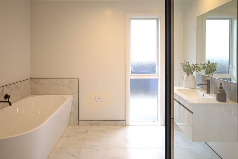 Photo of property in 14 Samuel Place, Terrace End, Palmerston North, 4410