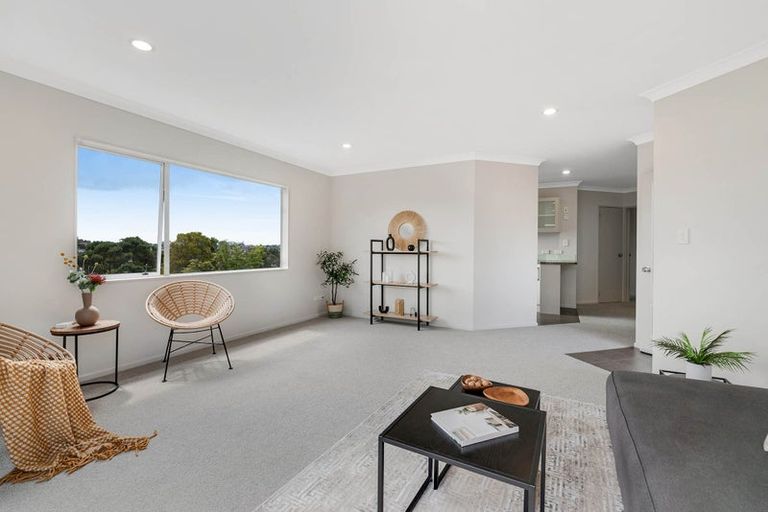 Photo of property in 2/8a Target Road, Totara Vale, Auckland, 0629