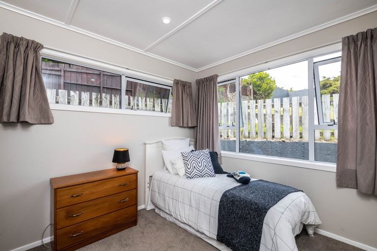 Photo of property in 19 Alder Place, Newlands, Wellington, 6037