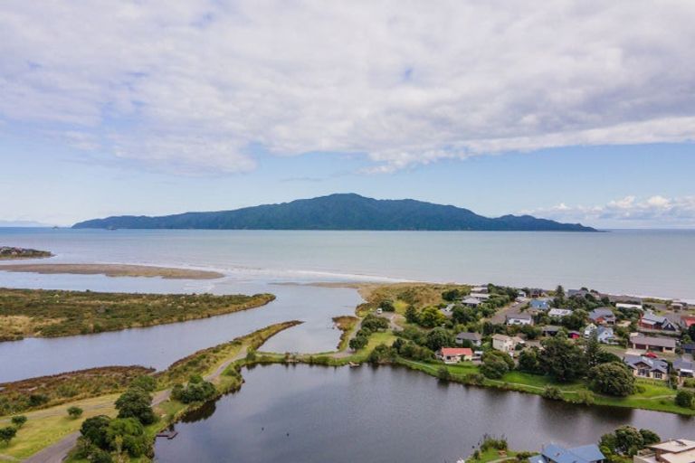 Photo of property in 17 Major Durie Place, Waikanae Beach, Waikanae, 5036
