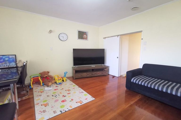 Photo of property in 3/2090 Great North Road, Avondale, Auckland, 0600