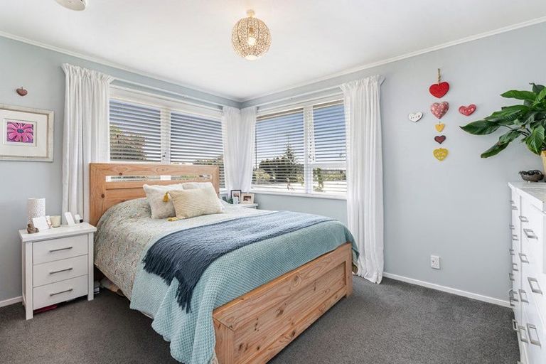 Photo of property in 25 Japonica Drive, Beach Haven, Auckland, 0626