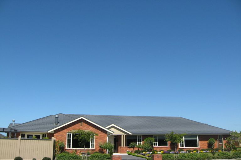 Photo of property in 10 Willowview Drive, Redwood, Christchurch, 8051