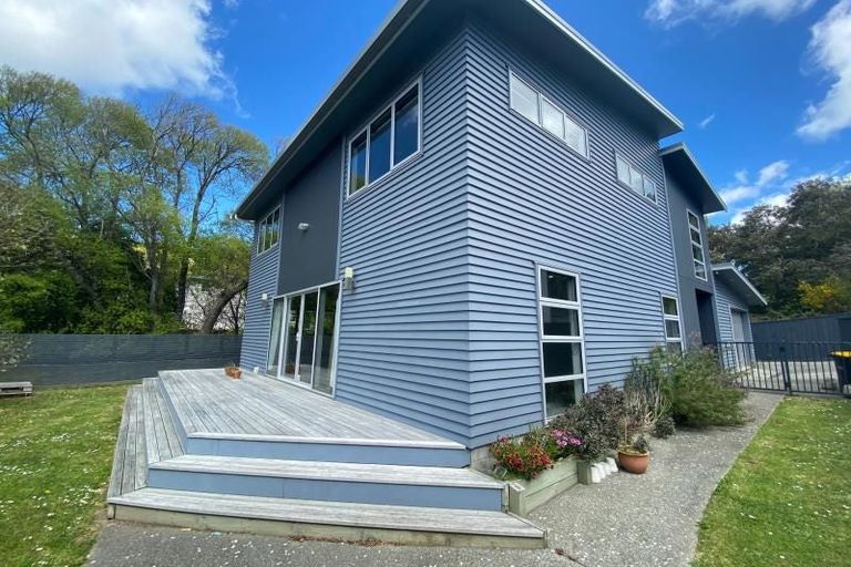 Photo of property in 10 Glenside Road, Glenside, Wellington, 6037