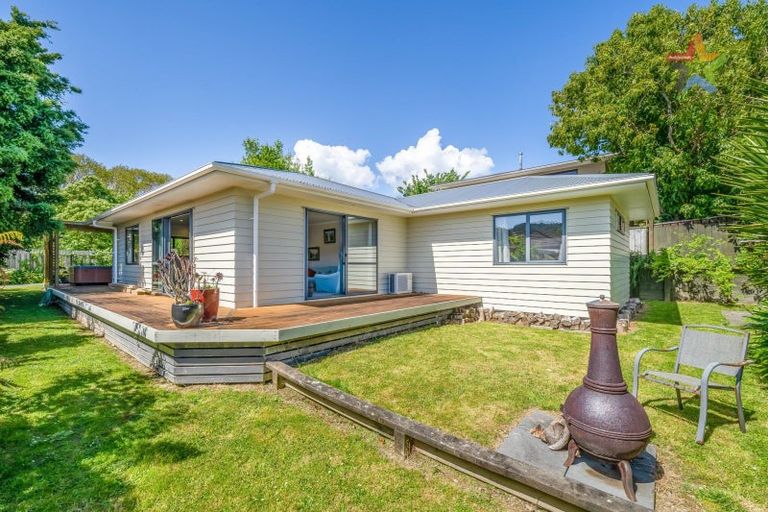 Photo of property in 1a Peel Place, Wainuiomata, Lower Hutt, 5014