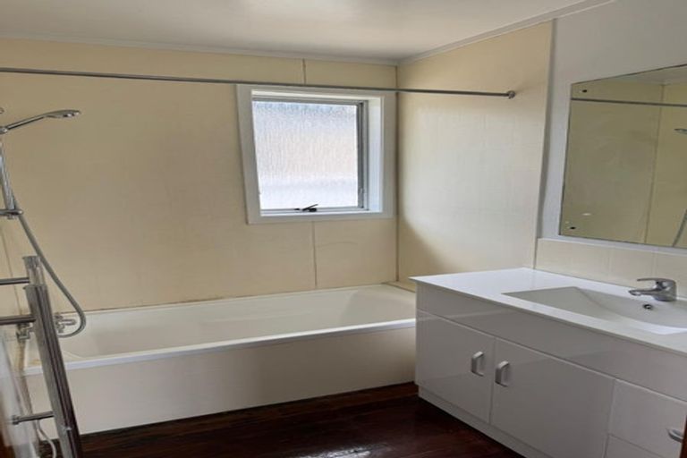 Photo of property in 2/14 Ballater Place, Highland Park, Auckland, 2010