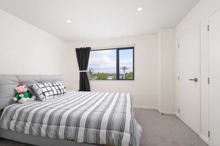 Photo of property in 2/35 Renata Crescent, Te Atatu Peninsula, Auckland, 0610
