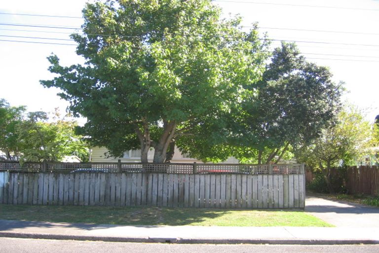 Photo of property in 14 Tonar Street, Northcote, Auckland, 0627