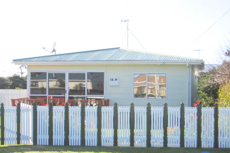 Photo of property in 2a Andresen Street, Foxton Beach, Foxton, 4815