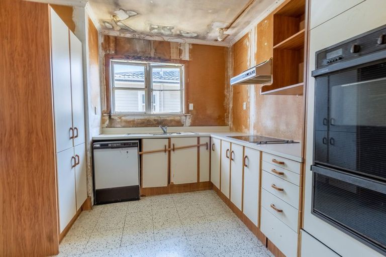 Photo of property in 20 Raroa Terrace, Tawa, Wellington, 5028