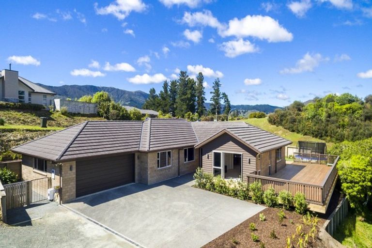 Photo of property in 1 Mckenzie Way, Timberlea, Upper Hutt, 5018