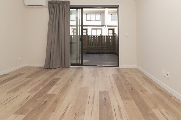 Photo of property in 2/86 Fred Taylor Drive, Westgate, Auckland, 0814