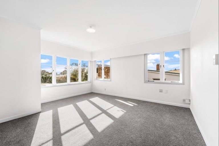 Photo of property in 35 Eastglen Road, Glen Eden, Auckland, 0602