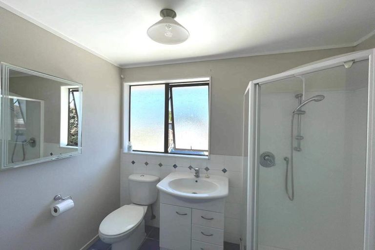 Photo of property in 100 Beach Road, Te Atatu Peninsula, Auckland, 0610