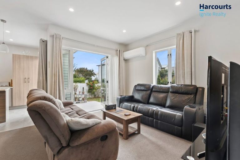 Photo of property in 11 Stitchbird Crescent, Papakura, 2110