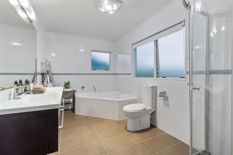 Photo of property in 12 Lakeridge Close, Northcross, Auckland, 0632