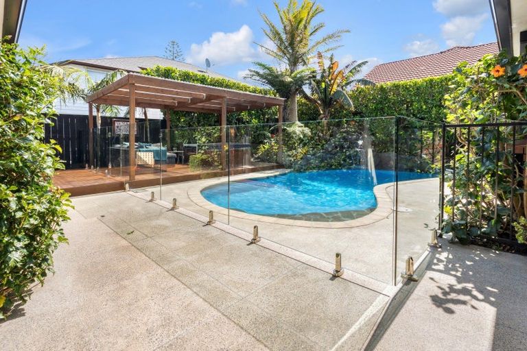 Photo of property in 6 Citation Way, Botany Downs, Auckland, 2010