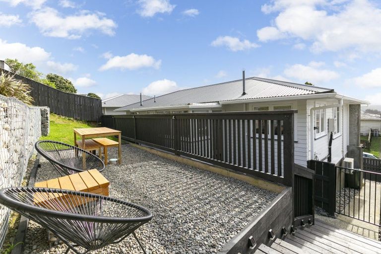 Photo of property in 15 Link Road, Newlands, Wellington, 6037