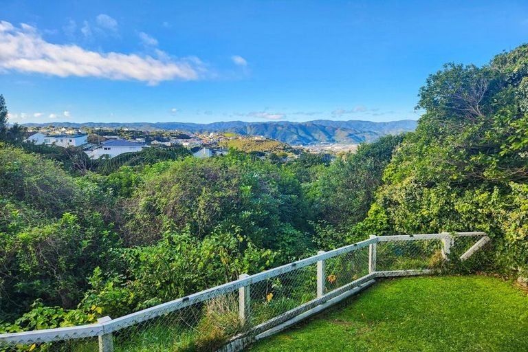 Photo of property in 10b Camellia Terrace, Maungaraki, Lower Hutt, 5010