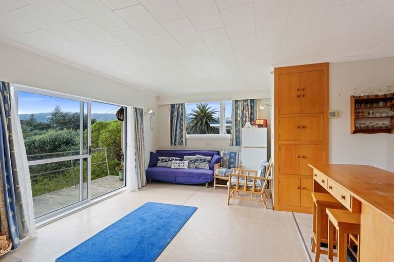 Photo of property in 16 Hughes Street, Waikanae Beach, Waikanae, 5036