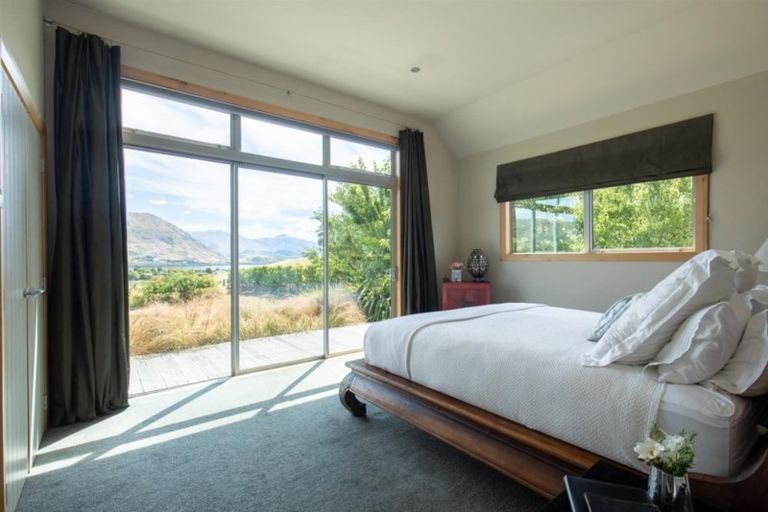 Photo of property in 1 Peak View Ridge, Wanaka, 9305