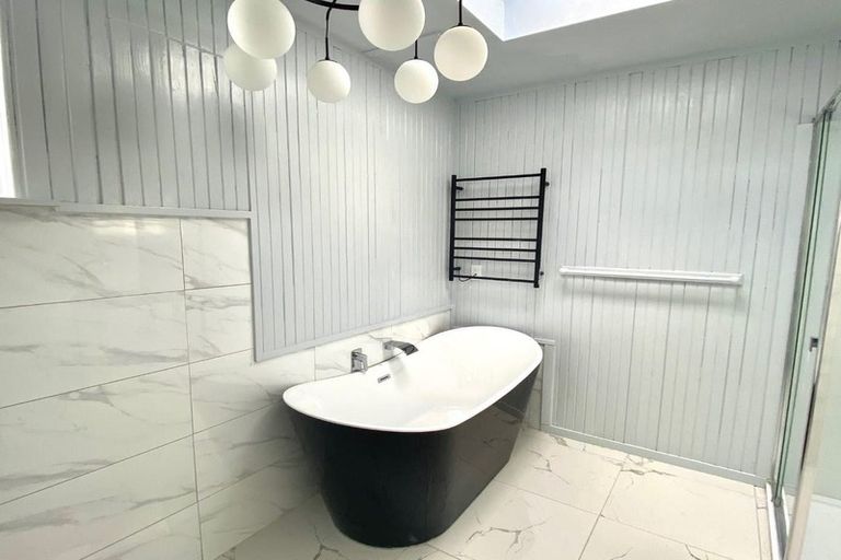 Photo of property in 240e Great North Road, Henderson, Auckland, 0612