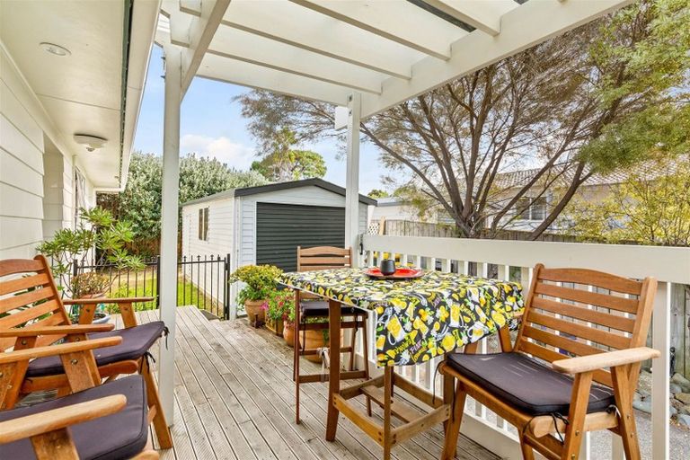 Photo of property in 2 Katrina Place, Massey, Auckland, 0614