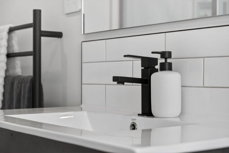 Photo of property in 4 Porokaiwhiri Avenue, Helensville, 0800