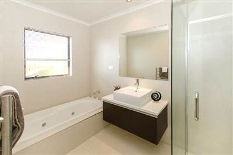 Photo of property in 24 Corsica Way, Karaka, Papakura, 2113