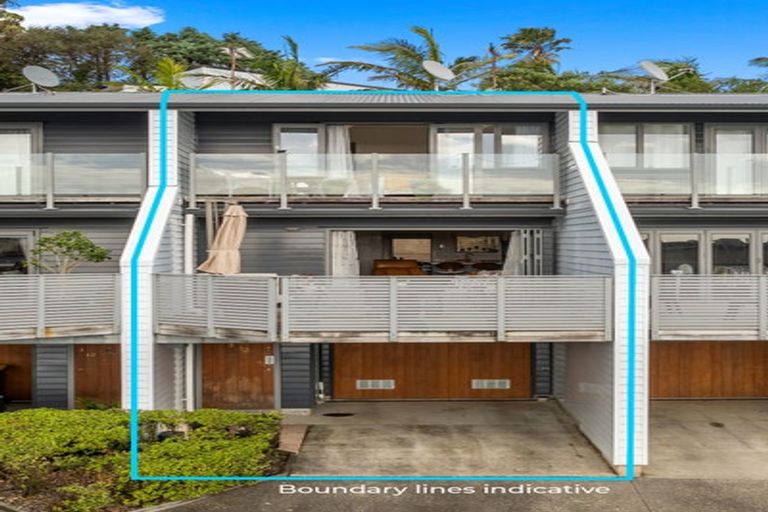 Photo of property in 2/13 Pannill Place, Oteha, Auckland, 0632