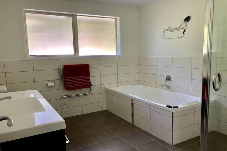 Photo of property in 16 Kotare Heights, Kerikeri, 0230