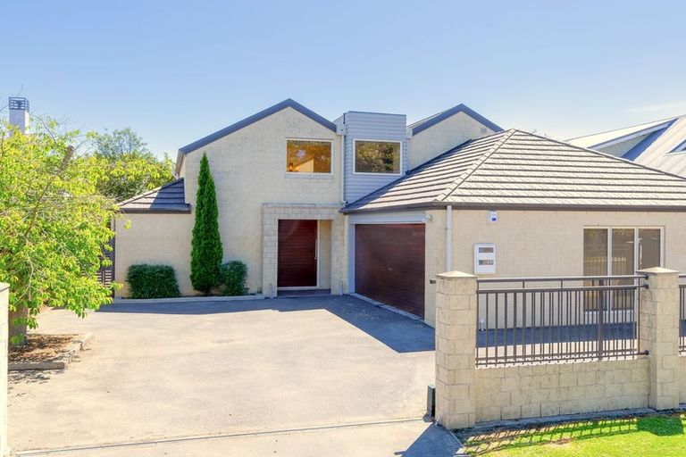 Photo of property in 40 Saint Andrews Square, Strowan, Christchurch, 8052