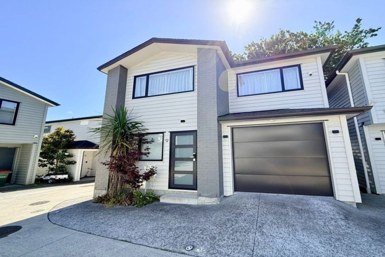 Photo of property in 9 Korowha Place, New Lynn, Auckland, 0600
