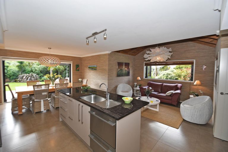 Photo of property in 2 Wonderview Road, Leigh, 0985