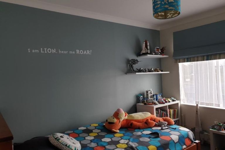 Photo of property in 2 Naver Place, Papakowhai, Porirua, 5024