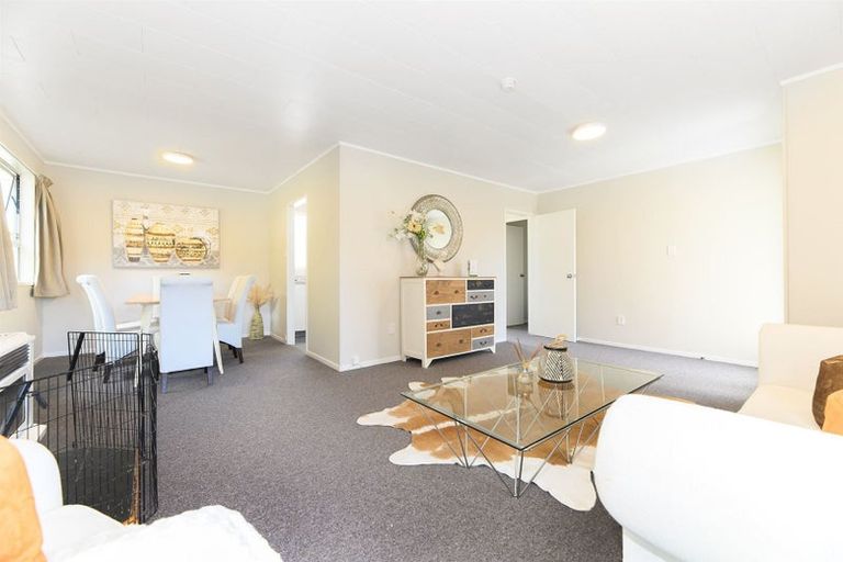 Photo of property in 27 Lavery Place, Sunnynook, Auckland, 0632