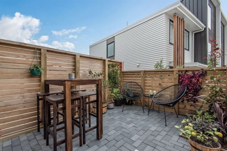 Photo of property in 16/15 Chivalry Road, Glenfield, Auckland, 0629